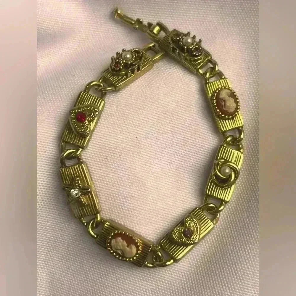 Beautiful Vintage unSigned Goldette Victorian Revival Slide Charm Bracelet - Picture 4 of 16